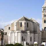 Attraversandolo si giunge sulla parte posteriore della chiesa, quella absidale, massiccia e contrassegnata da chiare influenze gotiche